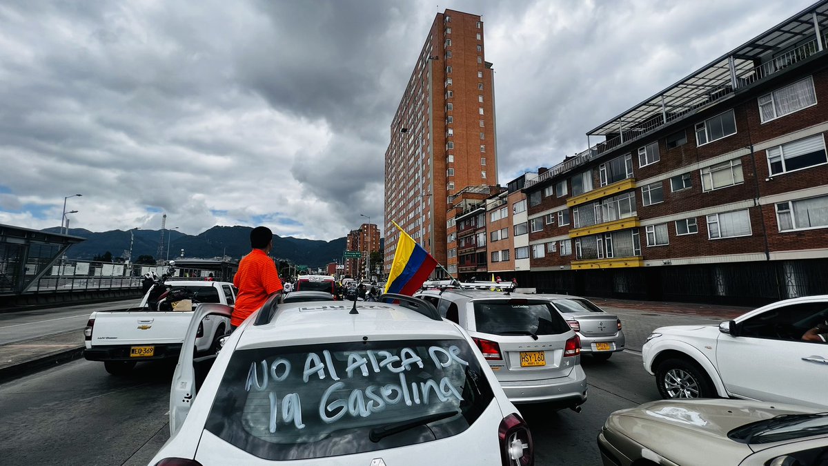 🔴PETRO ESCUCHE AL PUEBLO!!
Colombia le está enviando un mensaje contundente, salga de la burbuja en la que vive y entienda que el alza en el precio de la gasolina los está jodiendo a todos. DETENGA YA EL AUMENTO Y NO SE ATREVA A TOCAR EL ACPM! #EstoEsPorTodos <a href="/JotaPeHernandez/">Jota Pe Hernández</a>