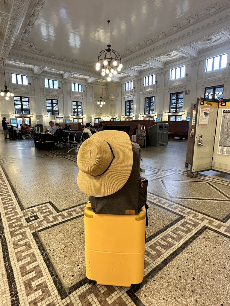 putyourflareon's tweet photo. Such a pretty train station in Seattle! On my way to Portland! https://t.co/1m0Bip156M