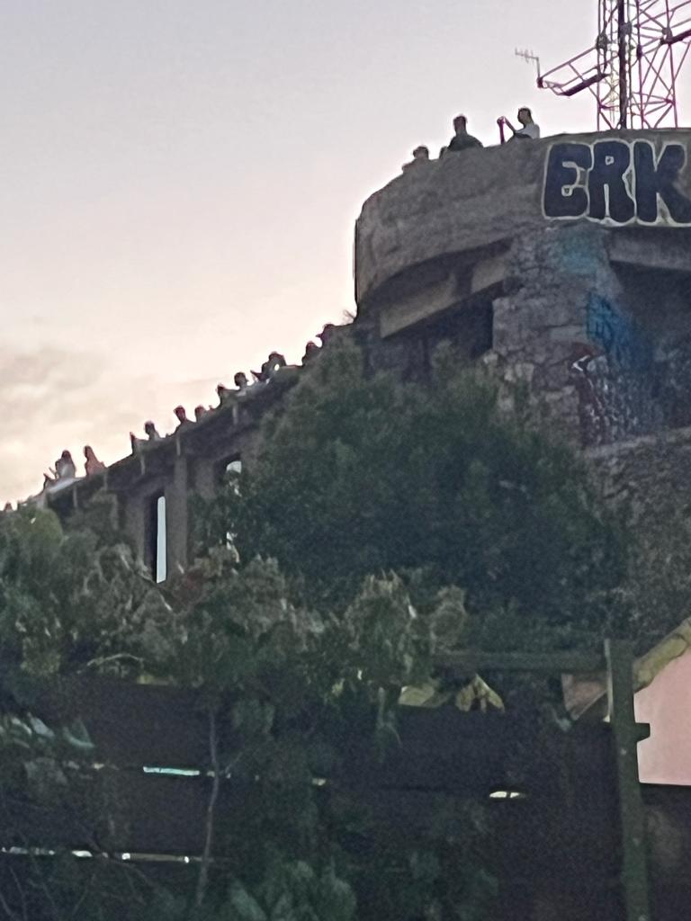 ConsellVeinalTR's tweet photo. Fa 10' a les bateries antiaèries TANCADES des de les 19:30. Feu quelcom, @LluisRabell @GUBBarcelona @bcn_hg o el veïnat hem de seguir aguantar la festa turística? https://t.co/W69xKR7l5H