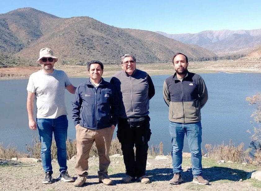 MinagriCoquimbo's tweet photo. 🟢💧Choapa: @SeremiCAlvarez recorre el Embalse #Culimo para constatar su estado y analizar las principales demandas que tienen los #regantes, las que fueron planteadas en la oportunidad por la asociación de canalistas a la autoridad y a representas de la #DGA y #DOH. https://t.co/MfaajO9Nyp