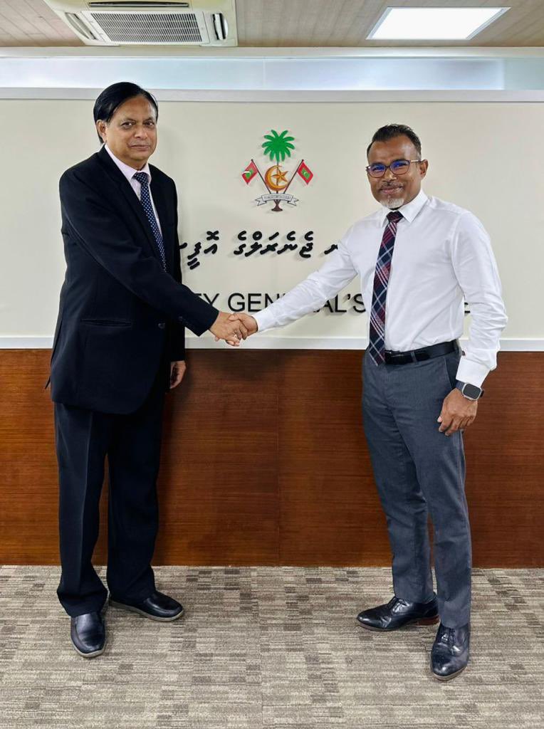Director General of SAARC Arbitration Council, MD Helal Chowdhury, @sarco_sec_ paid a courtesy call on AG <a href="/ibriffath/">I Riffath</a> today. Discussions focused on the importance of promoting growth of arbitration mechanisms across the SAARC region and opportunities that can be explored by 🇲🇻.