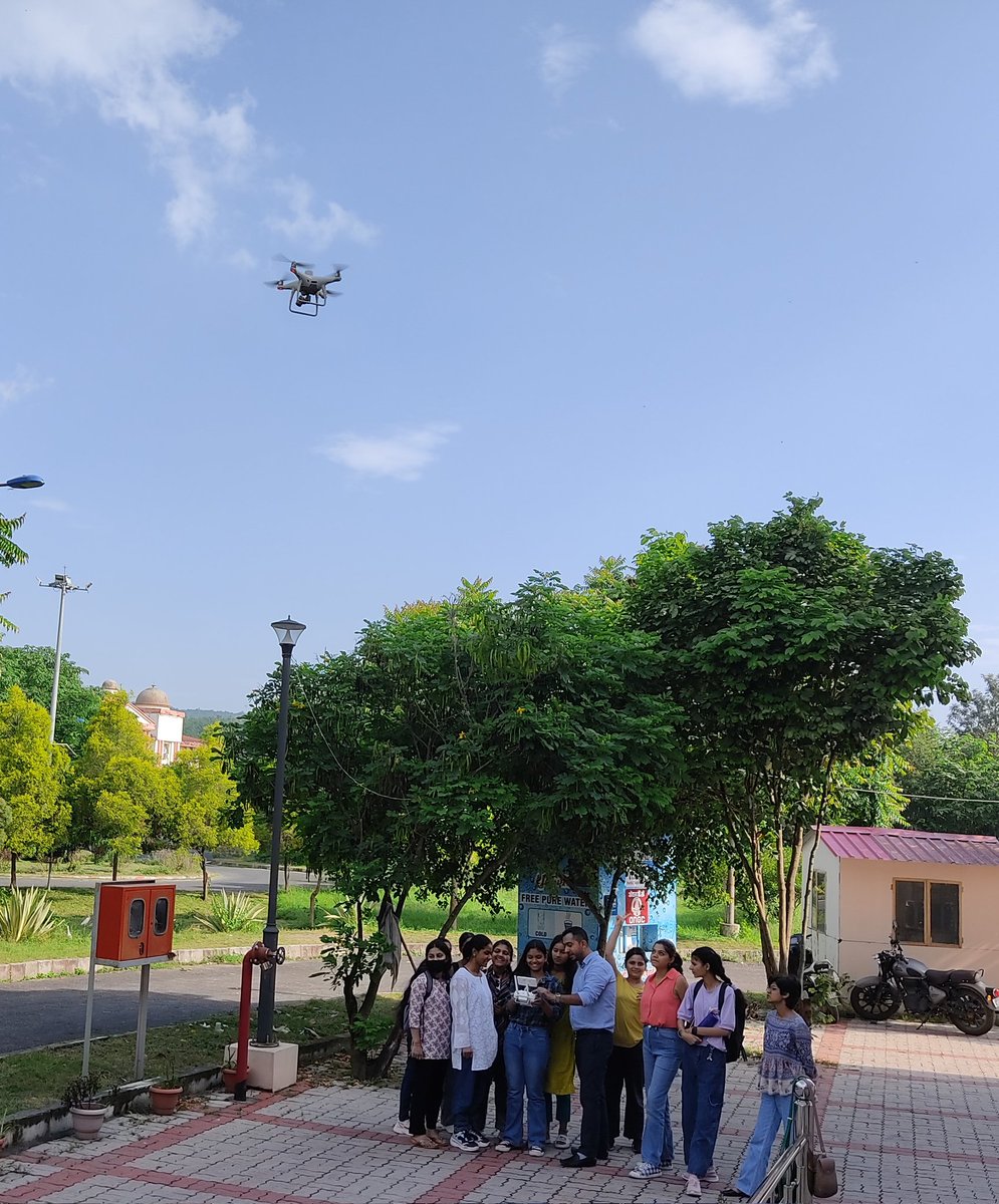 chauhanVKgeo's tweet photo. Meaningfully conducted a workshop on advanced DJI #drone mapping and pix4d based 3d data processing for #Geology &amp; #Geography students of Doon University, #Uttarakhand. https://t.co/qbb6OrDznL