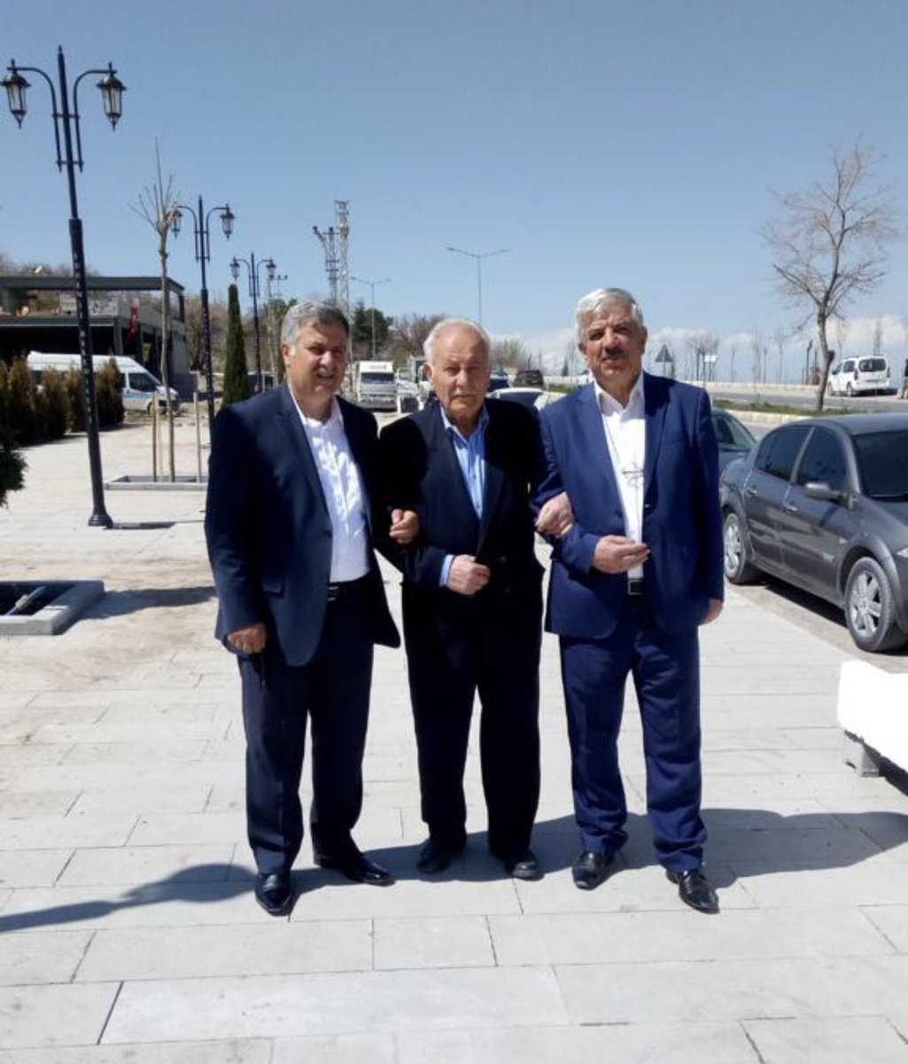 Kıymetli kardeşim (yakınım), Ferit Yönten’ in vefat haberini büyük bir teessür ile öğrenmiş bulunmaktayım.

Değerli kardeşime Allahtan rahmet, ailesine ve sevenlerine sabırlar diliyorum.

Mekanı cennet, makamı âli olsun inşallah. 🤲