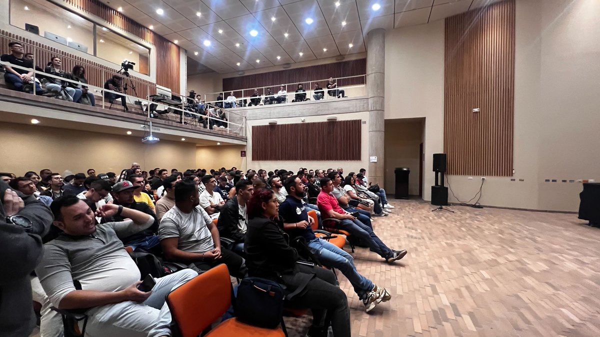 XergioAleX's tweet photo. El sabado estuve en Manizales Tech Talks hablando sobre cómo la IA está revolucionando el desarrollo de aplicaciones modernas. Muchas gracias a  @edisoncast  por la invitación.

Comparto la grabación de la transmisión para quienes no pudieron asistir: https://t.co/Cu9W5iapYz https://t.co/eAaEEFI9I1