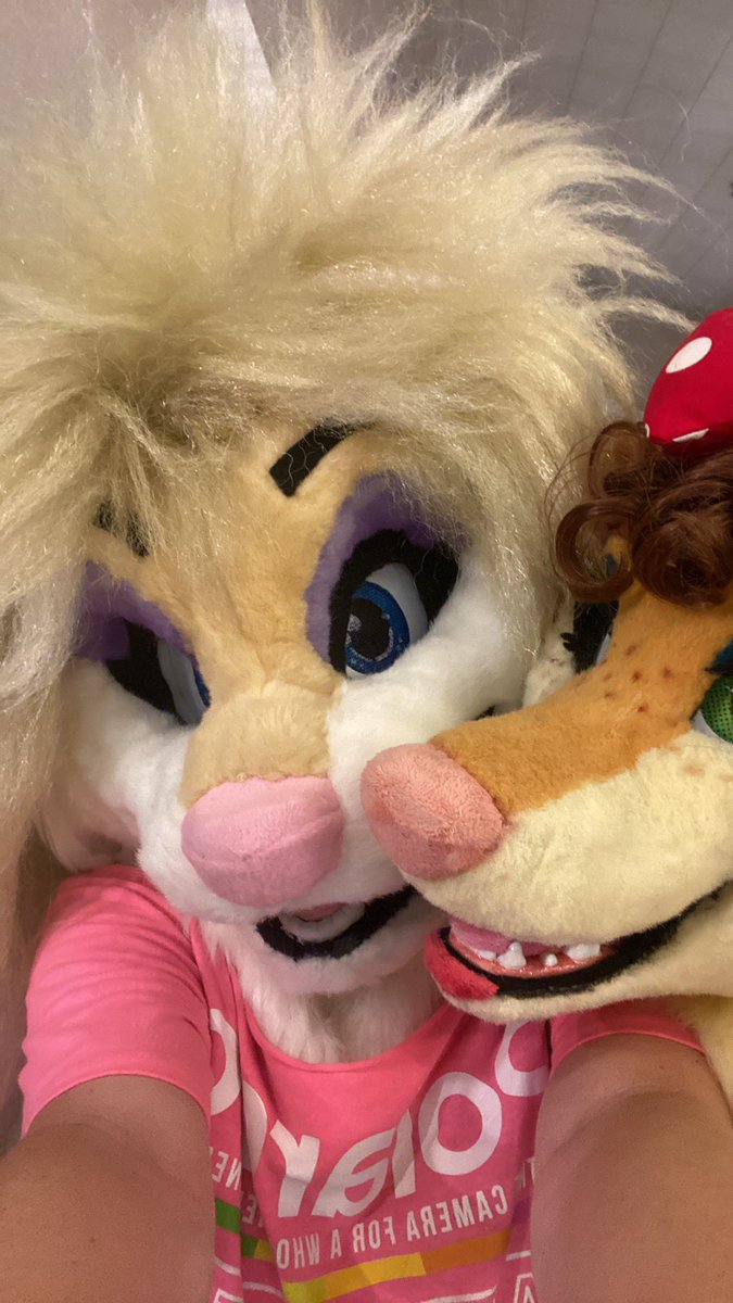 Roxxy_N_Roll's tweet image. Sistah selfie!!! 😜💜🦊🦊🧡📸
#furry #fursuit #IFC2023