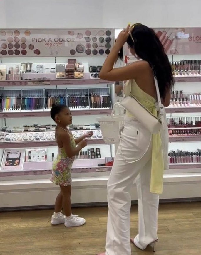 maybeeevirgo's tweet photo. me as a mom: https://t.co/yvMfkTzLoS