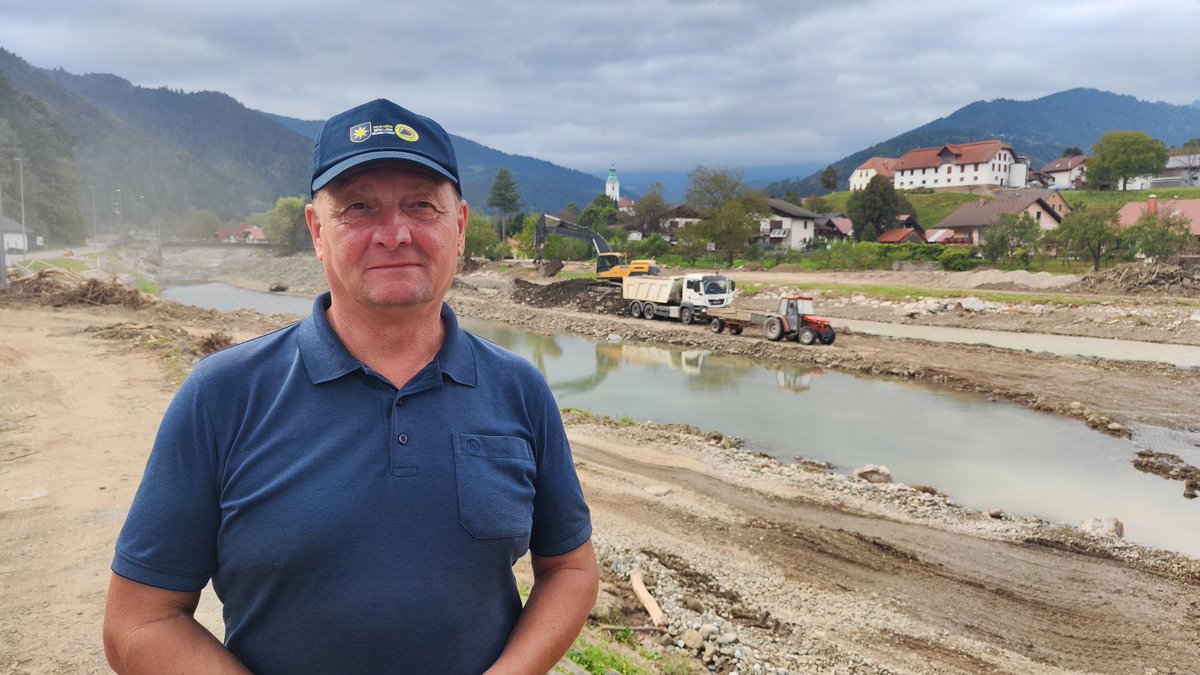 TurkManca's tweet photo. V Ljubnem so že opravili obhod od vrat do vrat, ljudem pa dali jasna navodila, naj se ob divjanju hudournikov takoj evakuirajo. Zdaj lovijo zadnje ure, pravi župan, v strugi Savinje je vsa razpoložljiva mehanizacija. @n1slovenija https://t.co/fOxvLVOVjY