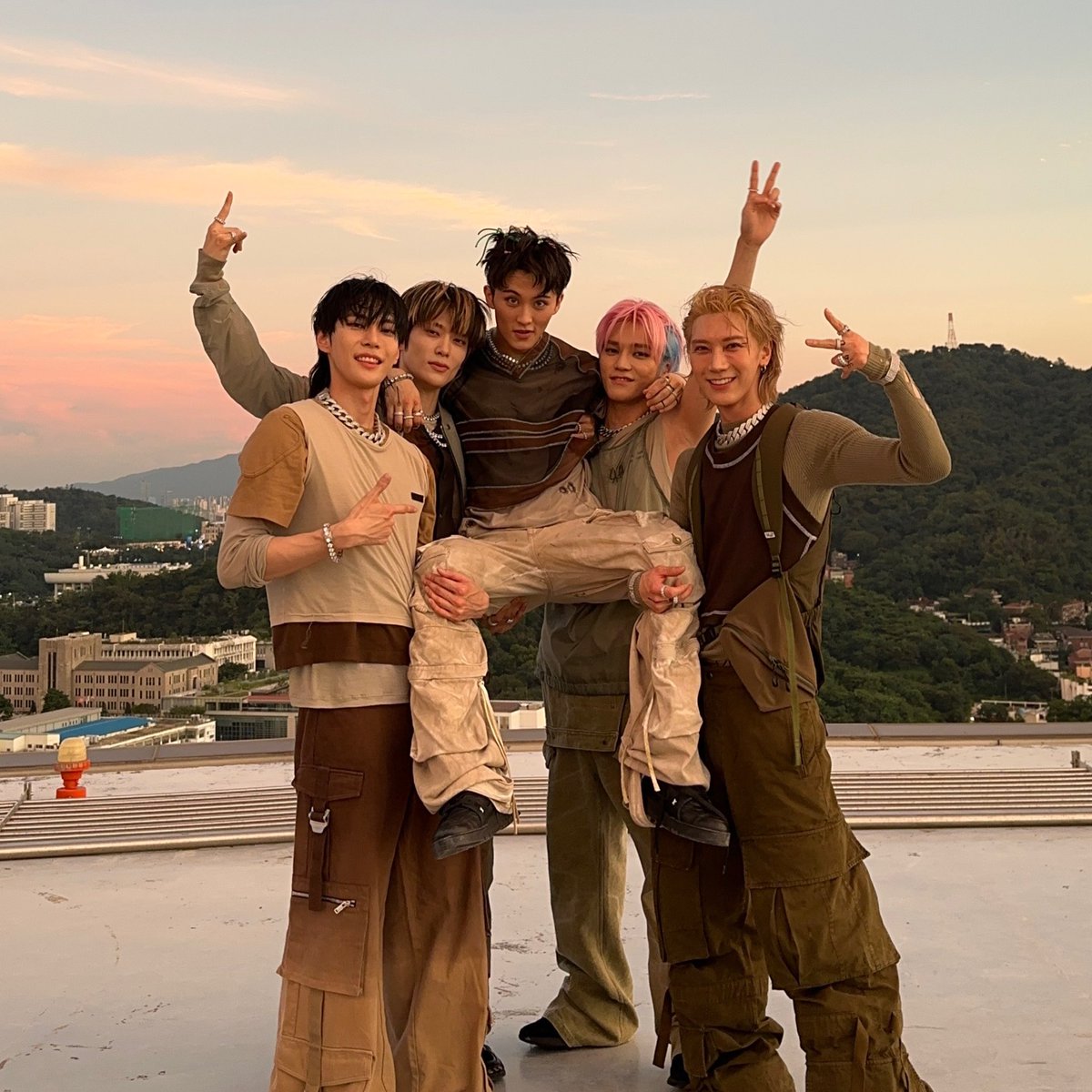 เข้าใจมั้ยว่าพี่ๆเลี้ยงน้องม้าคมาตั้งแต่ตัวเท่านี้ 😭