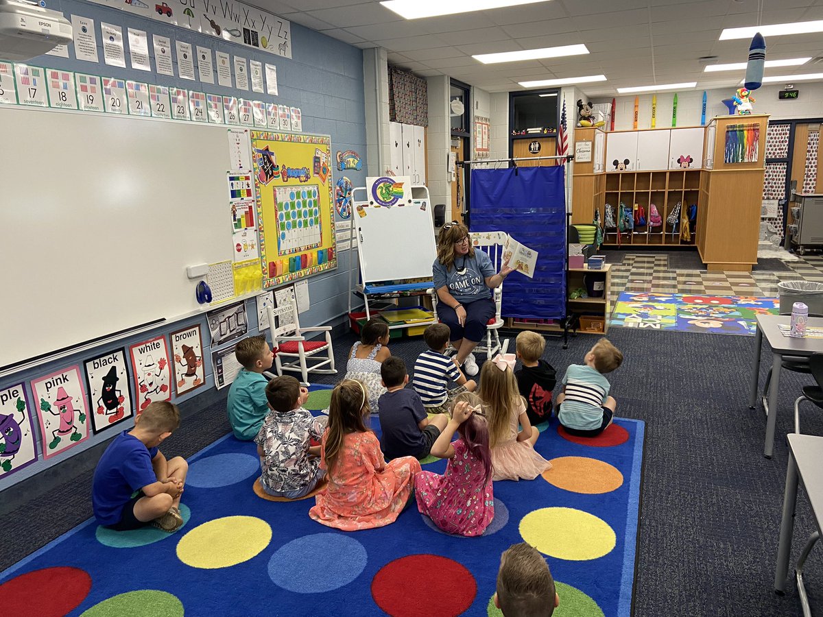 deleeuwc's tweet image. Happy First Day @GlengaryElem so excited to welcome everyone back. #gameon