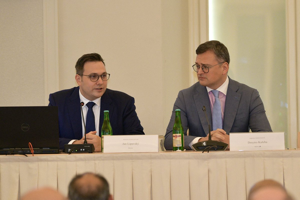 CzechMFA's tweet photo. Special guest @DmytroKuleba at today's meeting of heads of embassies. He warned against Russian imperialist thinking and thanked Czechia 🇨🇿 for its help in defending against the Russian aggression. Our diplomats assured him that support for Ukraine 🇺🇦 remains. https://t.co/RIxHaSoIeZ