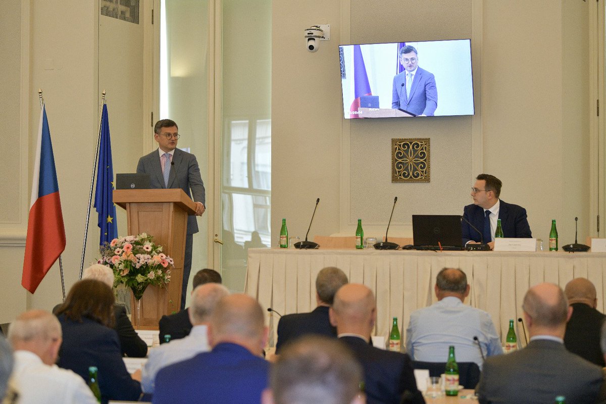 CzechMFA's tweet photo. Special guest @DmytroKuleba at today's meeting of heads of embassies. He warned against Russian imperialist thinking and thanked Czechia 🇨🇿 for its help in defending against the Russian aggression. Our diplomats assured him that support for Ukraine 🇺🇦 remains. https://t.co/RIxHaSoIeZ