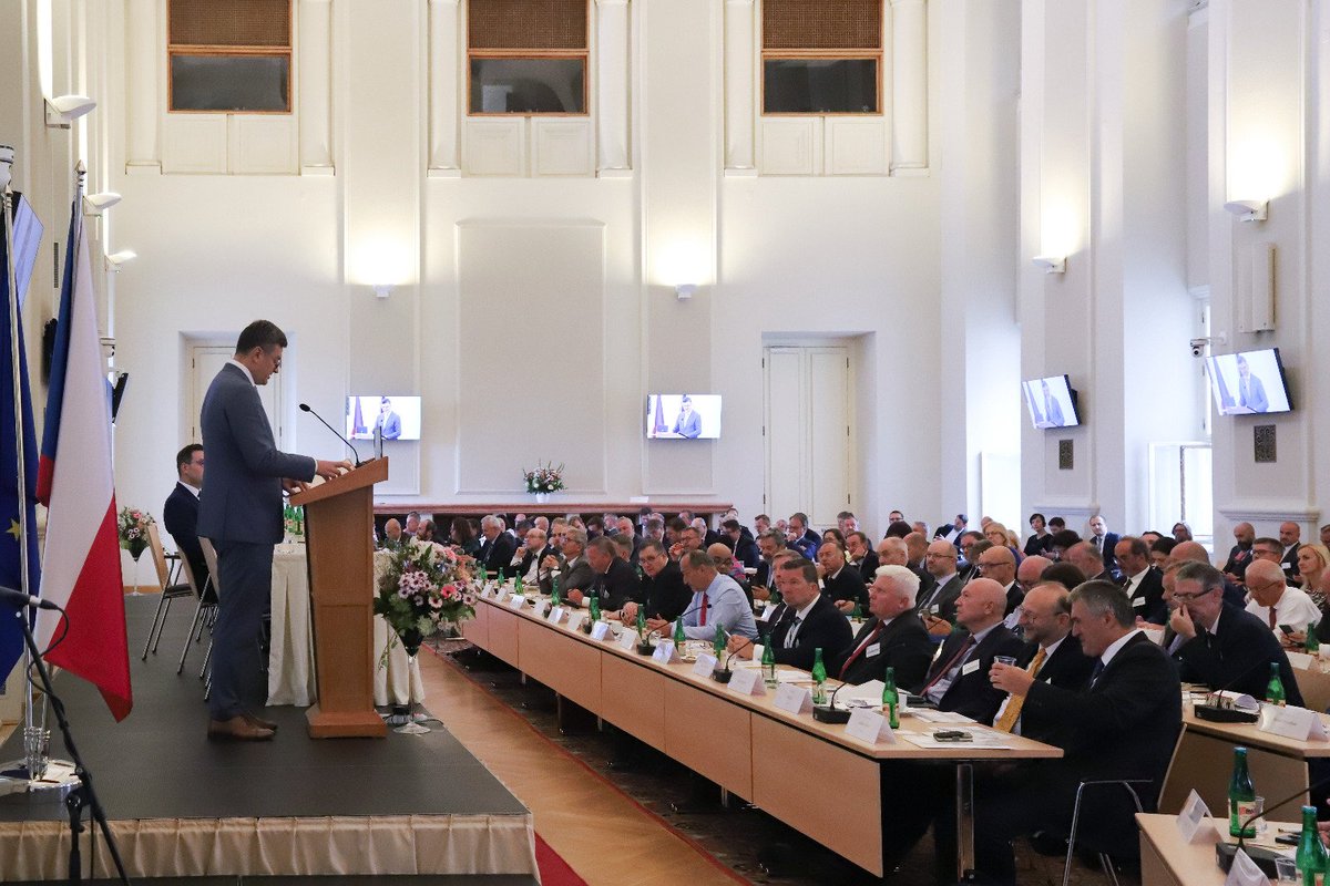 CzechMFA's tweet photo. Special guest @DmytroKuleba at today's meeting of heads of embassies. He warned against Russian imperialist thinking and thanked Czechia 🇨🇿 for its help in defending against the Russian aggression. Our diplomats assured him that support for Ukraine 🇺🇦 remains. https://t.co/RIxHaSoIeZ
