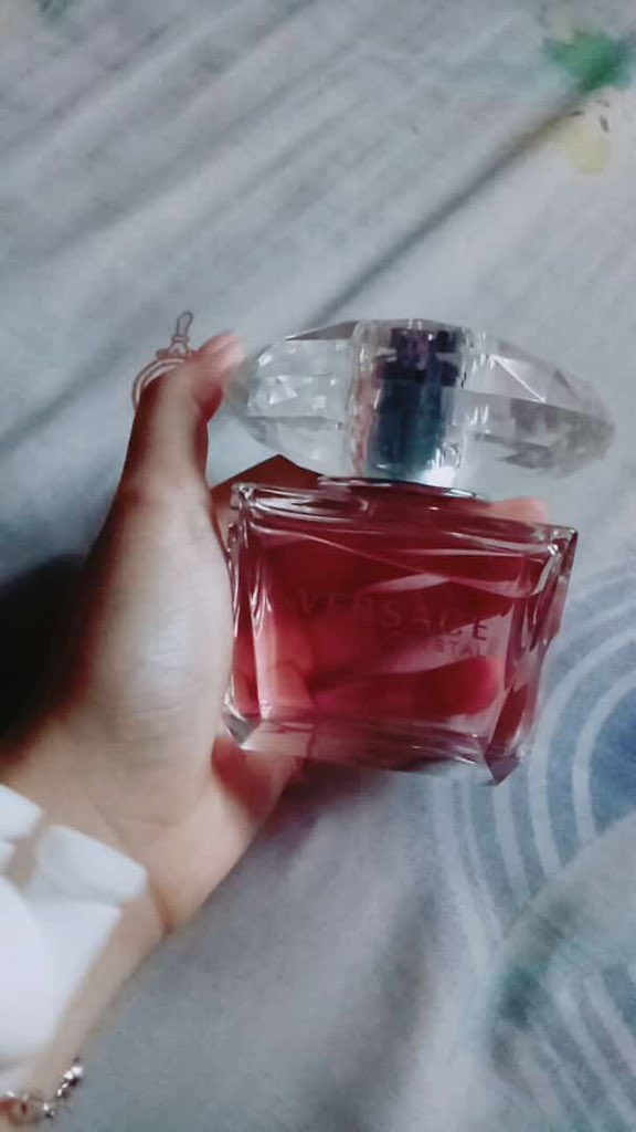 do0_diaa's tweet photo. @ohmybeautybank Paling suka sma 2 parfum ini
1. Versace bright crystal woman : sumpah ini wangi nya segar floral, fresh, sweet, fruity cocok buat pagi atau siang krna wangi nya seger!
2. La Rive in Woman : kata suami ku ini wangi nya enak cocok buat di pke ke pesta krna wangi nya kalem dn elegan https://t.co/BaMOLzIvpk