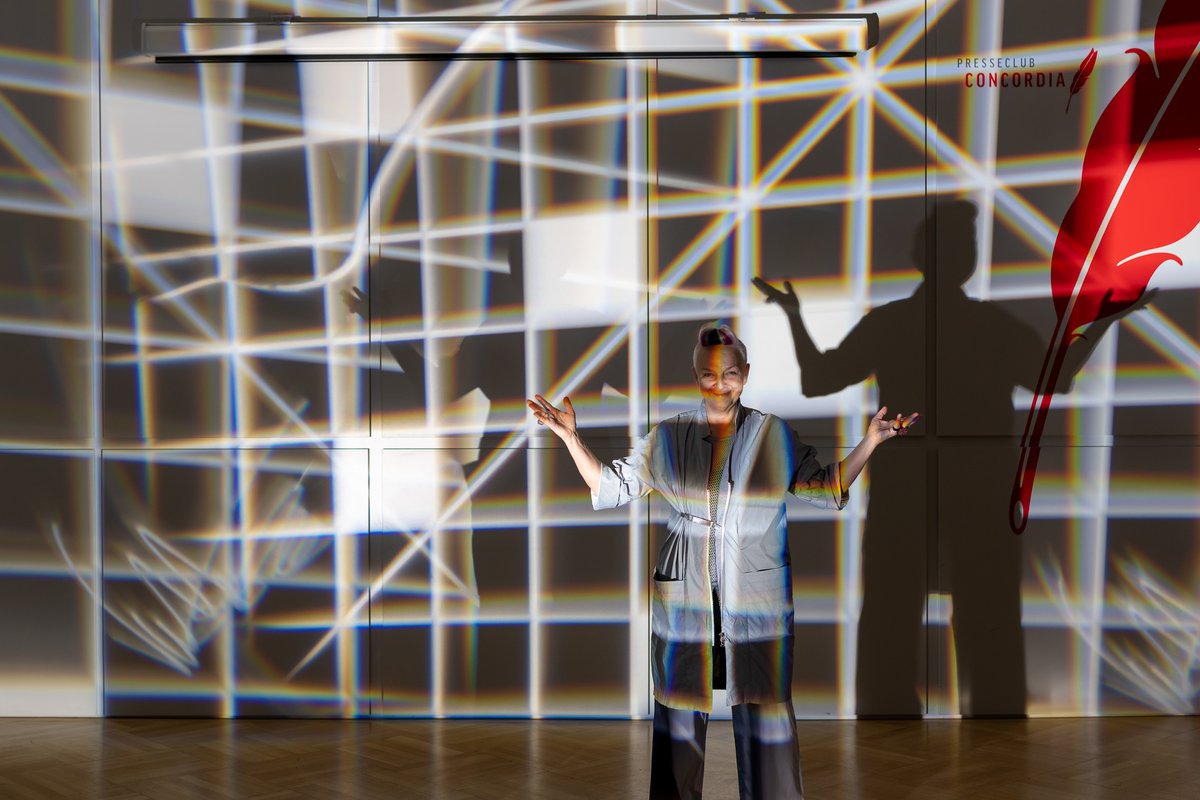 PCConcordia's tweet image. Am Donnerstag eröffnen die "Wiener Lichtblicke". Bei der Präsentation im Presseclub sprechen Initiatorin @VictoriaCoeln, @Frau_Kraus, @Tamara_Ehs &amp;amp; Elisabeth Lovrek über das Jahresthema "Demokratie im Licht der Kunst".
📅 31.8., 18h
➡️ concordia.at/wiener-lichtbl…

📸 Helmut Prochart