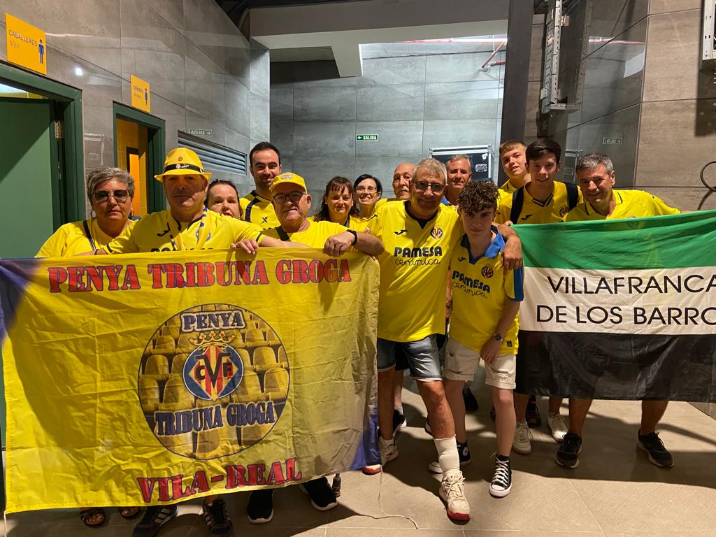 APVillarrealCF's tweet photo. Gracias a las peñas @p_amarillavca y Tribuna Groga por la gran previa que organizaron ayer. Con premio incluido con esa foto con el equipo a pie de campo.

Seguiremos apoyando al equipo sea cuál sea el resultado 💪🏼💪🏼💛💛 https://t.co/gCAZRkHC7P