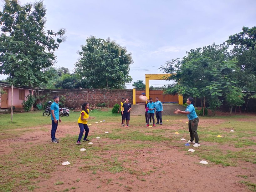 ProSportDev's tweet image. #FromBBSR - On Friday, 25th of August, our Training and Monitoring Officer - Akash Thapa, took our facilitators through a capacity-building session at Vivekananda Shiksha Kendra in Bhubaneswar, Odisha. The training focused on the improvement of session delivery skills.
