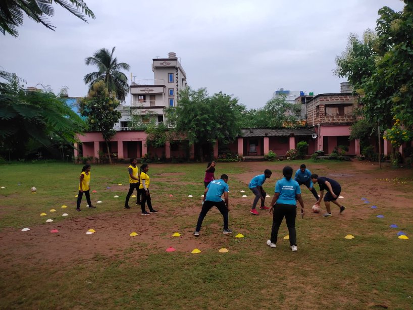 ProSportDev's tweet image. #FromBBSR - On Friday, 25th of August, our Training and Monitoring Officer - Akash Thapa, took our facilitators through a capacity-building session at Vivekananda Shiksha Kendra in Bhubaneswar, Odisha. The training focused on the improvement of session delivery skills.
