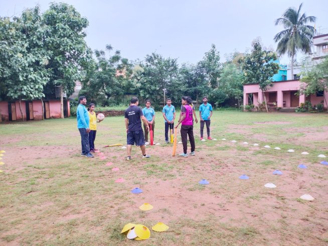 ProSportDev's tweet image. #FromBBSR - On Friday, 25th of August, our Training and Monitoring Officer - Akash Thapa, took our facilitators through a capacity-building session at Vivekananda Shiksha Kendra in Bhubaneswar, Odisha. The training focused on the improvement of session delivery skills.