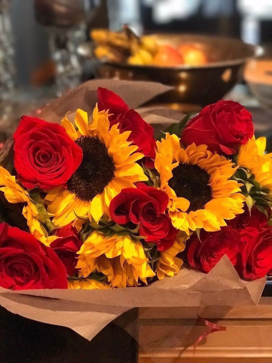Sunflower0tw's tweet photo. sunflower and rose bouquets are seriously the cutest thing 🌻🌹 https://t.co/a76uNxlG09