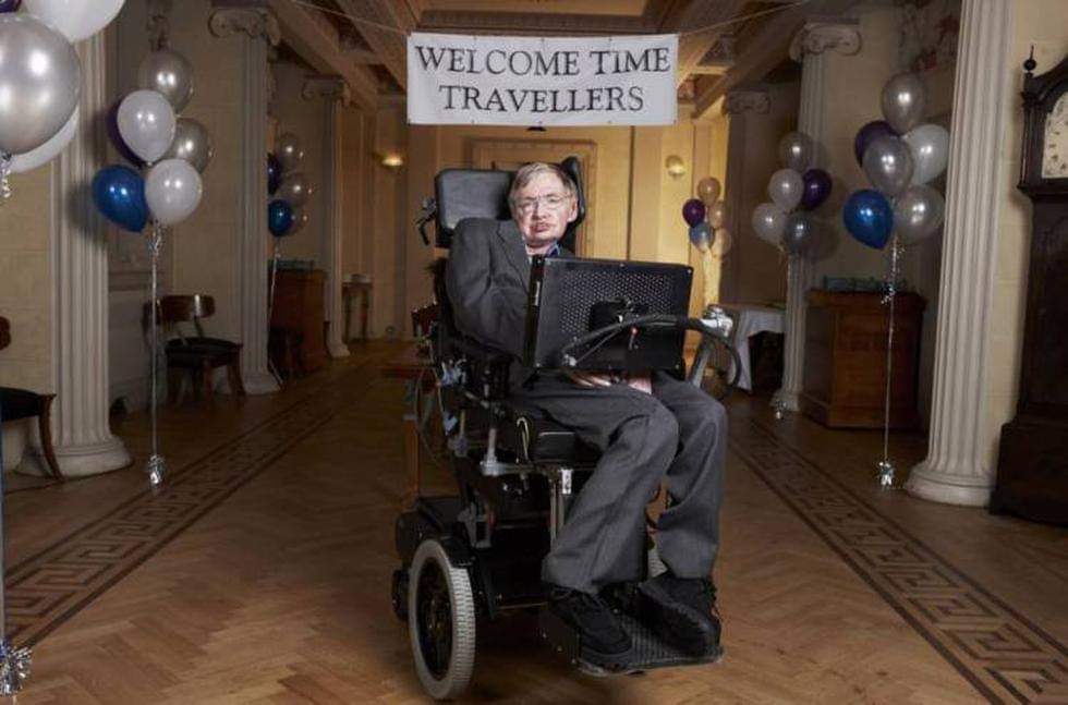 El día en que Stephen Hawking organizó la fiesta del siglo, pero lamentablemente nadie llegó El 28 de junio de 2009 a las 12:00 Stephen Hawking se instaló frente a la puerta de entrada de un elegante salón, decorado con globos y la mesa central estaba servida con aperitivos, en