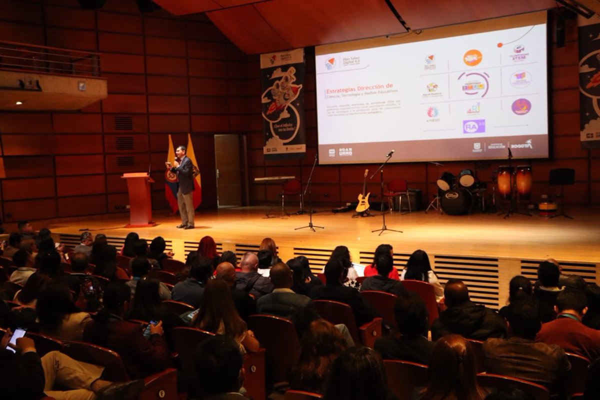 Educacionbogota's tweet photo. 🌟 Hoy nos reunimos con aproximadamente 200 profesores líderes del plan #SaberDigital 4.0 que se unen para intercambiar saberes y buenas prácticas en torno al enfoque #STEM. Nuestro objetivo conjunto: impulsar y fortalecer comunidades de aprendizaje innovadoras. 💡📘 https://t.co/ePHSMqiYxo