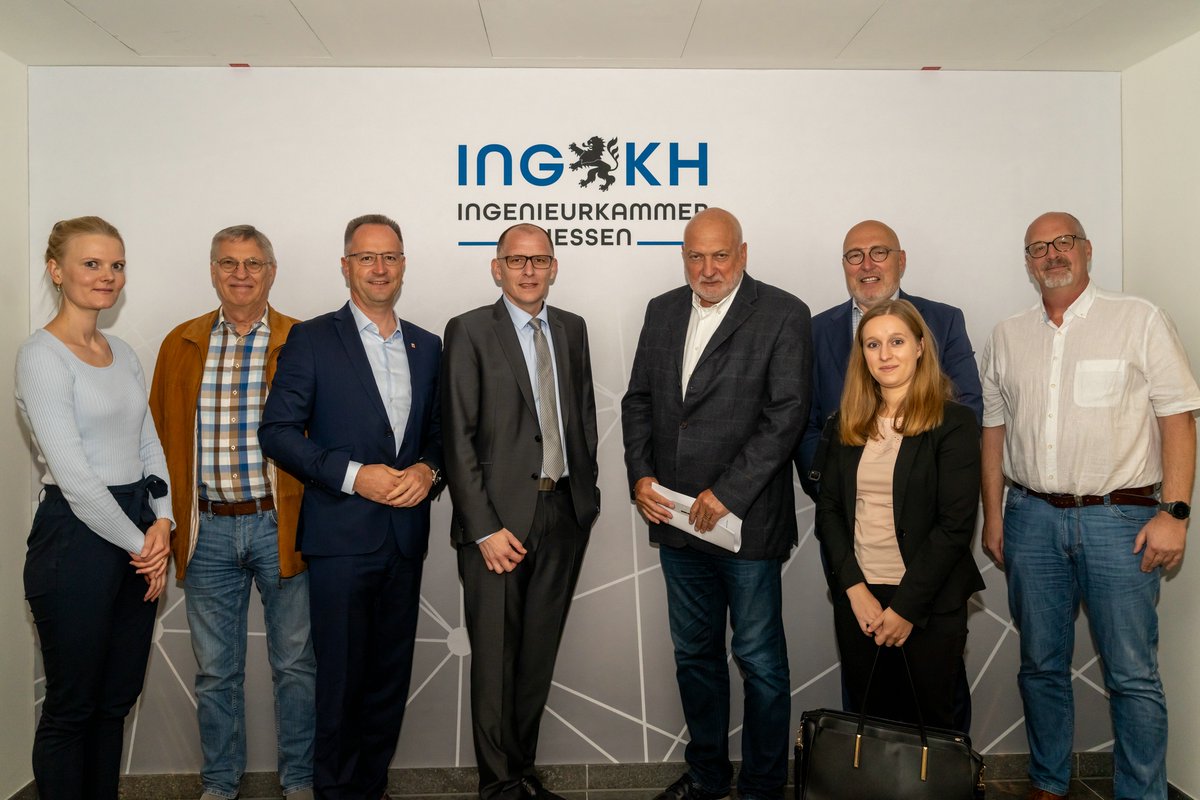 ingkhessen's tweet photo. Heute waren Heiko #Kasseckert MdL (Wirtschaftspolitischer Sprecher) und Jörg Michael Müller MdL (Energiepolitischer Sprecher) von der hessischen @cdu_fraktion zu Gast in unserer Geschäftsstelle, um sich mit uns über die für ingenieurrelevante politischen Themen auszutauschen. https://t.co/YBW0JJa25K
