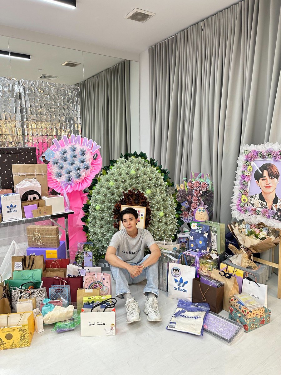 jimmyyjp_'s tweet photo. Thank you so much for today. I love u Tiny 💜  #JimmyBirthdayParty2023 https://t.co/SAby6PRDCA