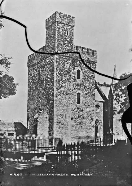 Jennie_HTLE's tweet photo. Visiting Ireland on the occasion of the #NotreDame  V Navy College Football Classic? make sure you slip down to #VisitWexford for a tour of #SelskarAbbey with #WexfordLionsClub for #historylovers #historyfans (Mon-Sat. 11am starts by the Nickey Rackard Statue) #IrelandAncientEast https://t.co/w0dbJ38ymd