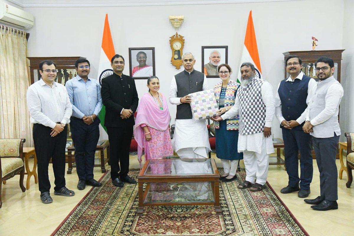 TusharSumeraIAS's tweet photo. Another important update for Project ROSHNI:

Today, His Excellency Governor of Gujarat Shri Acharya Devvrat launched brand name "Rewa Sujani" and it's logo for Sujani under project ROSHANI.

आज, श्री आचार्य देवव्रत, सम्माननीय राज्यपाल गुजरात द्वारा प्रोजेक्ट रोशनी के तहत "रेवा‌ सुजनी" ब्रान्ड एवम् लोगो‌ का अनावरण किया गया |

@PMOIndia
@CMOGuj 
@InfoGujarat 
@SanchaniyaNirav 
@ODOP_IND 
@TexMinIndia 
@CottageGoG 
#ProjectROSHNI
#BharuchSujani