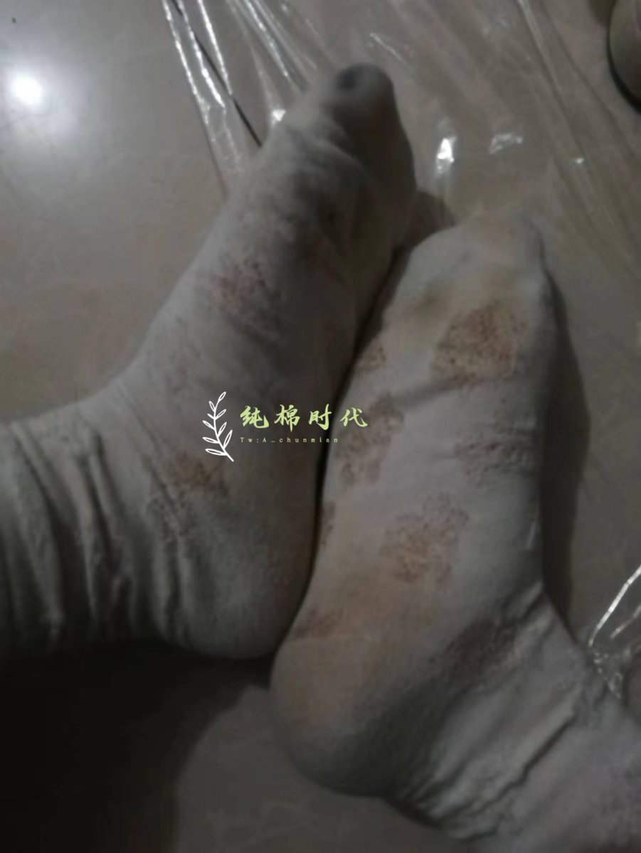 YuanWeiJiPin's tweet photo. 【纯棉时代❃丝袜】 
……唔
好臭的袜……
不愧是两天没换的袜子
都臭出骚味儿来了
……
冲得脑子快要坏掉
……
臭袜子被揉成一团摁在脸上揉搓
大量脚汗干涸过后遗留的污渍
混杂着
在嗅觉器官内部弥漫
#丝袜 #原味  #原味丝袜 #原味棉袜 #白丝 #汗臭 #高中学生 #大学女生 #重口味 #纯棉时代 #福利 https://t.co/i5rJNQXVsY