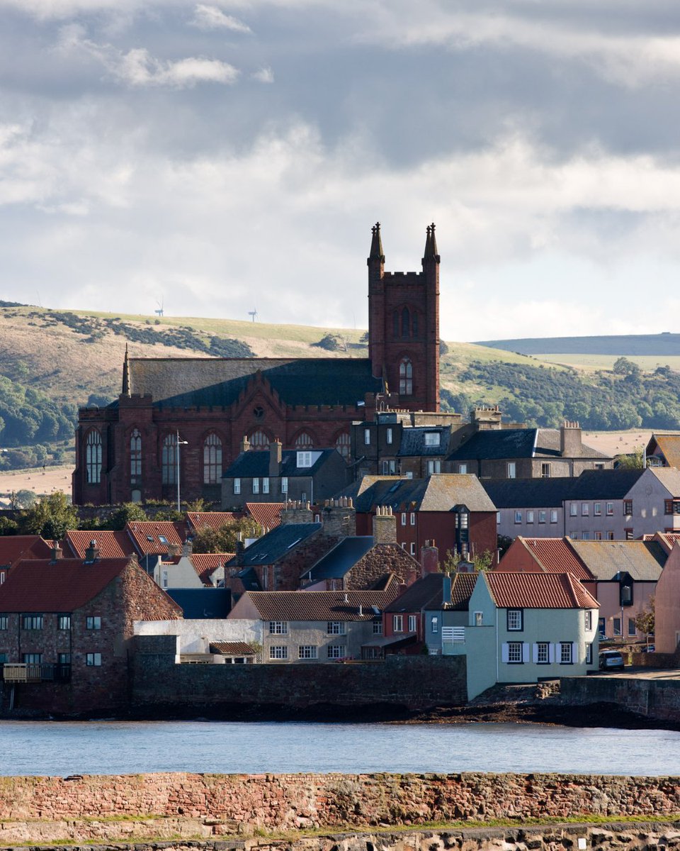 Just a train ride away from cities such as Edinburgh, Newcastle & Dundee, Dunbar is home to some of this year's most exciting concerts 🛤️ From Alina Ibragimova with @stevenosborne, to @MahanEsfahani playing Bach Concertos, grab your tickets on our website! lammermuirfestival.co.uk/whats-on/