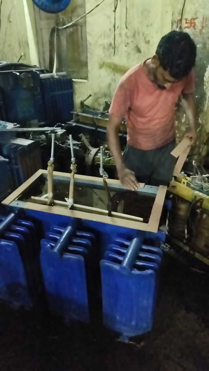 EEWORKSHOPBASTI's tweet photo. Transformer repairing work at Siddharth Nagar Workshop carrying on in evening shift . https://t.co/M1vmPxW6GB