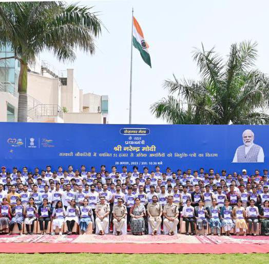 Smt. @smritiirani @MinistryWCD distributed Appointment Letters to new recruits of CAPFs & NCB at @crpfindia Shaurya Institute as part of the Hon’ble PM’s 8th Tranche of #RozgarMela in the presence of Sh S R Ojha, ADG CRPF & @MSBhatiaIPS IG NS @PMOIndia @HMOIndia @ANI @DDNewslive