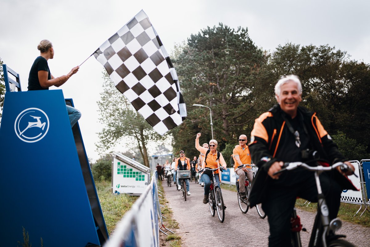 Cycling_Embassy's tweet photo. More than 40,000 race fans cycled daily to the Dutch Grand Prix circuit in Zandvoort this past weekend.

2,700 guests cycled to the circuit through the dunes on a bright orange Dutch Grand Prix @Gazelle_NL bike.

https://t.co/tADnGK5j4d https://t.co/dH35yDRsQa