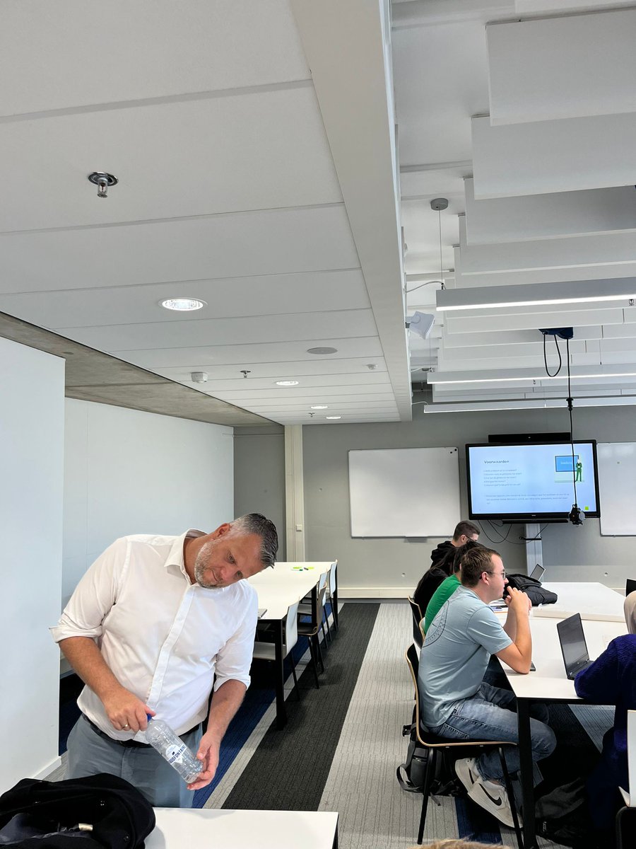 Vandaag namens <a href="/D66DenHaag/">D66 Den Haag</a> samen met collega's van andere partijen de nieuwe eerstejaars bestuurskunde studenten van de <a href="/dehaagse/">De Haagse Hogeschool / THUAS (INACTIEF/INACTIVE)</a> iets mogen vertellen over het raadslidmaatschap. Verder mochten we een aantal mooie ideeën aanhoren en jureren.