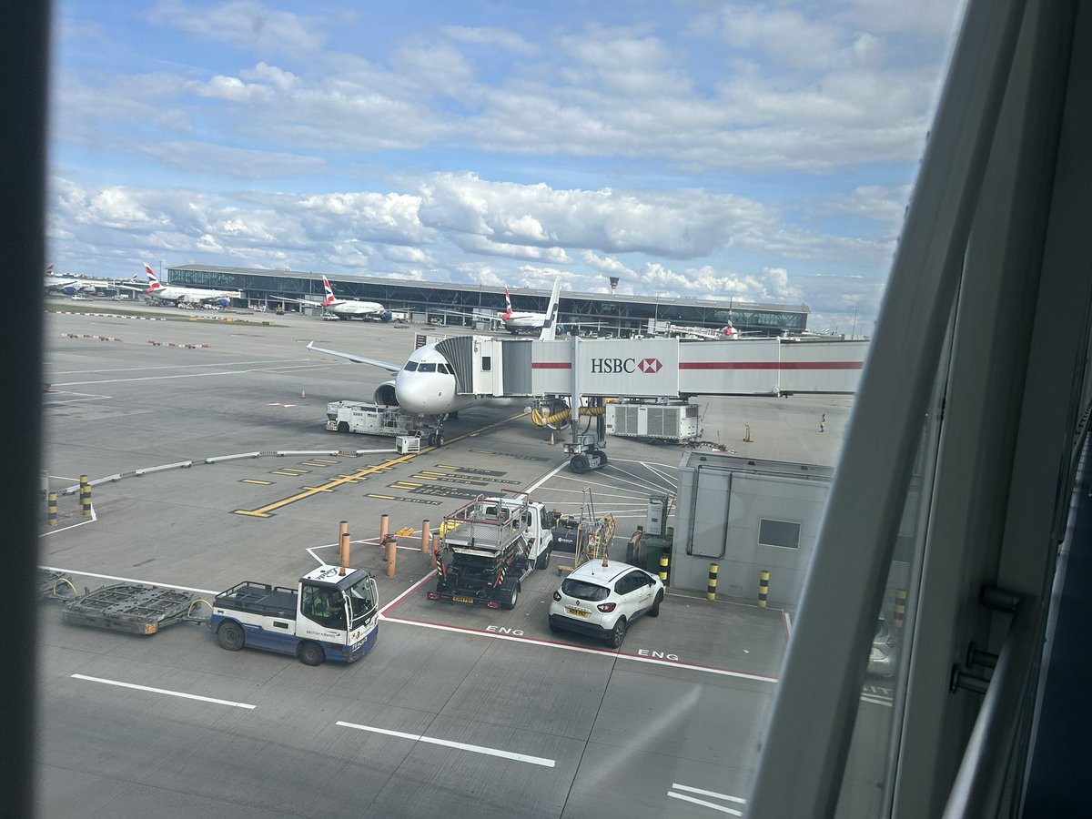 Thankful to have made it out of #heathrow after being stuck on the runway for over a good hour and a half! #familyqueue was a lifesaver today!  Bags also made it out quick as we had priority baggage. 🙏🏼 #airtrafficcontrol #britishairways