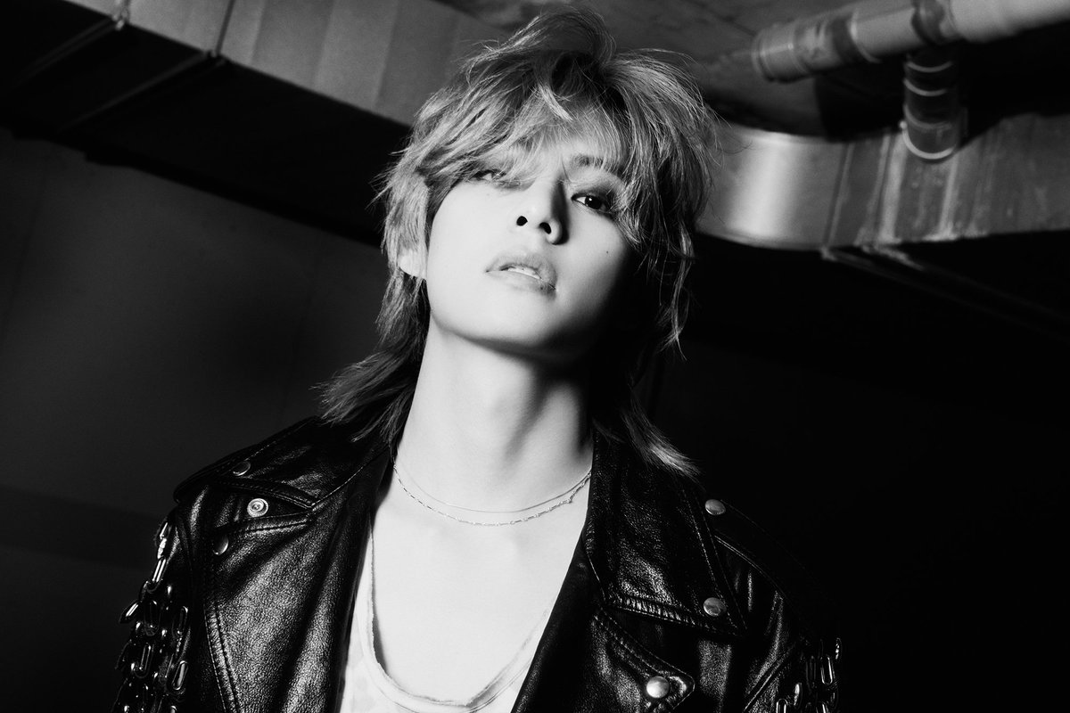 findbts_'s tweet photo. A música Dimple fala: "Você é perigoso demais para viver nesse mundo" e eu dedico esse trecho pro Taehyung de 27 anos que decidiu ficar loiro, vestir uma calça de couro e ainda passou uma sombra que destaca seus olhos de tigre. PIEDADE? ELE NÃO CONHECE A PALAVRA https://t.co/WzSko2NHH0