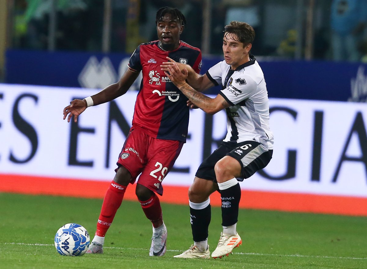 Antoine Makoumbou raconte sa folle ascension, de Villejuif à la Serie A 😍 :

« En juillet 2022, je signe en Serie B à Cagliari. Quelques mois plus tard, Sir Claudio Ranieiri est arrivé. J'étais scié. Quand j'étais à Monaco, j'étais ramasseur de balles et je le voyais coacher.