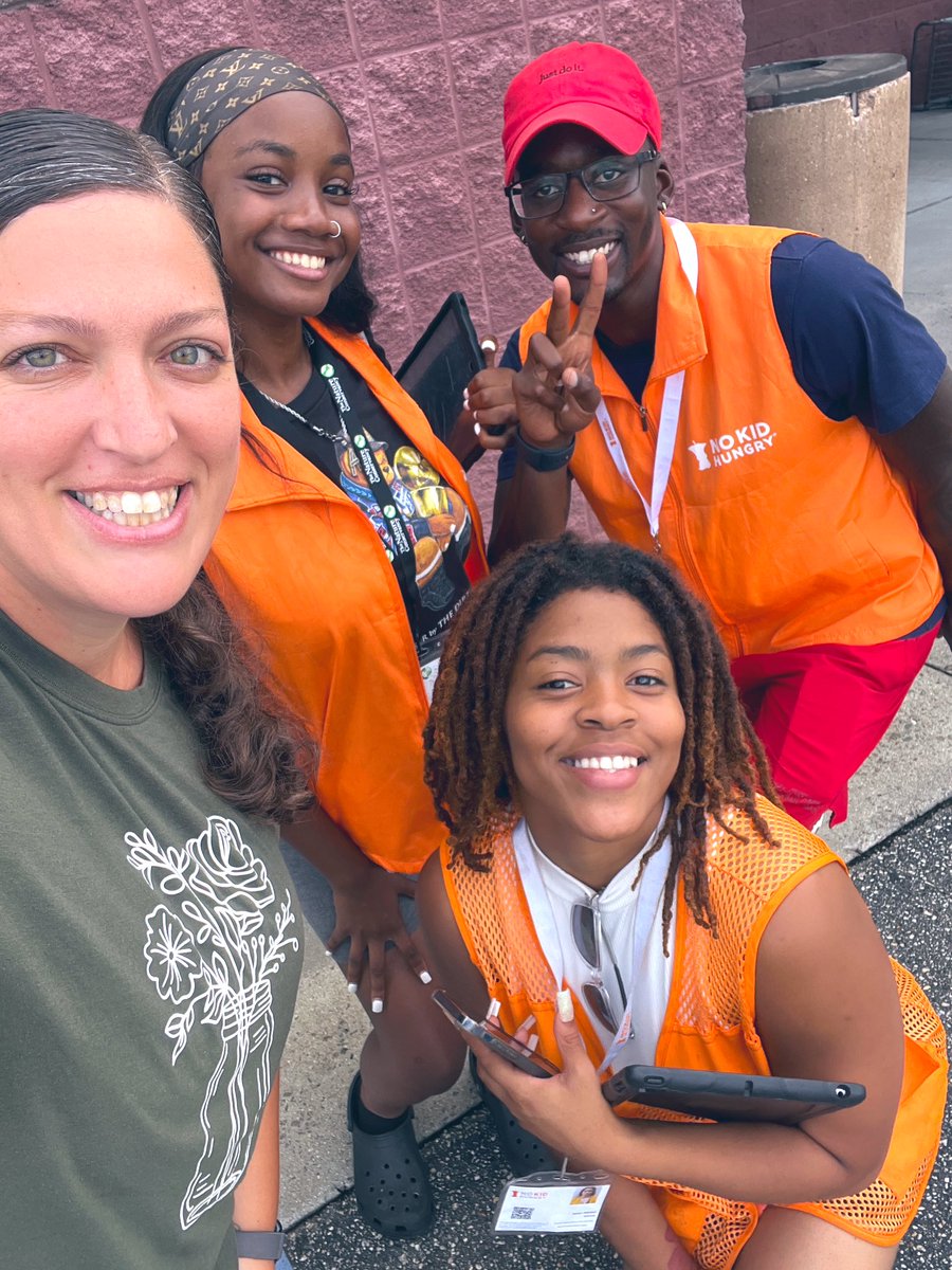 Ran into this @NoKidHungryNC squad today!! I was SO excited to see them out doing this important work for kids! @carolina_hunger #NoCostMeals #NCTOYPOY