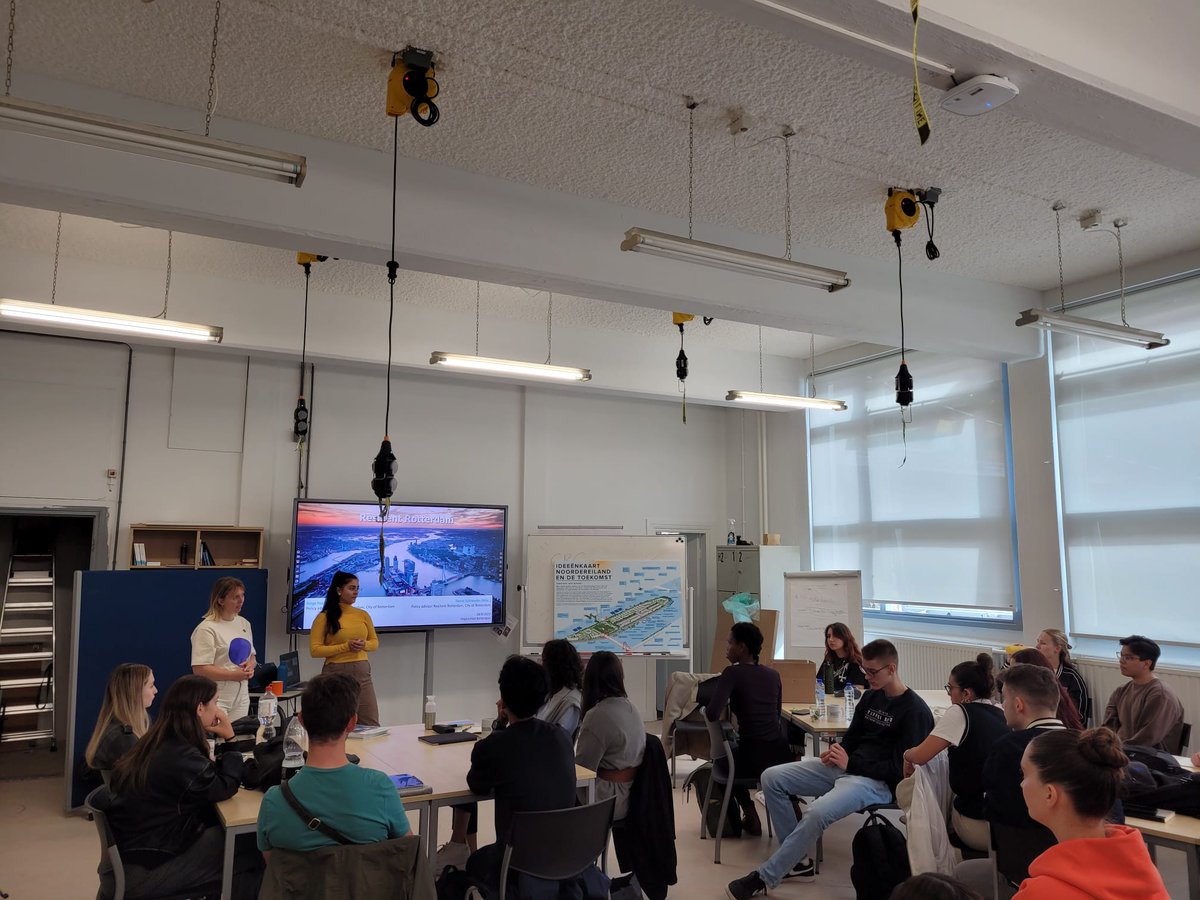 Resilient Rotterdam (@resilientrdam) on Twitter photo Vandaag startte de minor #CreatingResilientCities aan de Hogeschool <a href="/rotterdam/">Gemeente Rotterdam</a>! In een half jaar leren studenten hoe je #veerkrachtige steden kunt creëren die bestand zijn tegen uitdagingen zoals de #klimaatcrisis en #socialeongelijkheid. Lees meer: bit.ly/3EdoTlk Vandaag startte de minor #CreatingResilientCities aan de Hogeschool <a href="/rotterdam/">Gemeente Rotterdam</a>! In een half jaar leren studenten hoe je #veerkrachtige steden kunt creëren die bestand zijn tegen uitdagingen zoals de #klimaatcrisis en #socialeongelijkheid. Lees meer: bit.ly/3EdoTlk