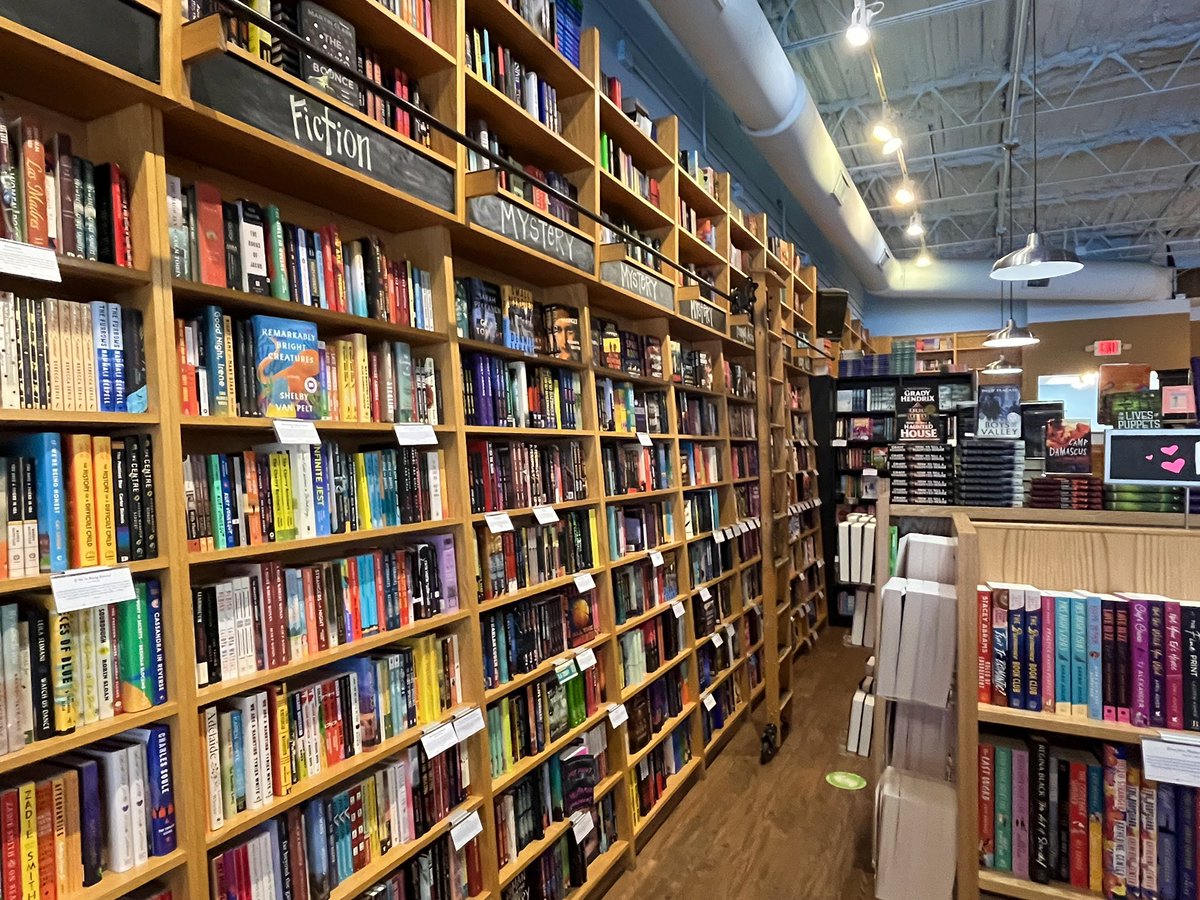 10 out of 10 booksellers and shop dogs agree that the best cure for the rainy Mondays is browsing the shelves at an indie bookstore😍 Share the indie love and tag some of your favorite bookstores in the comments!
