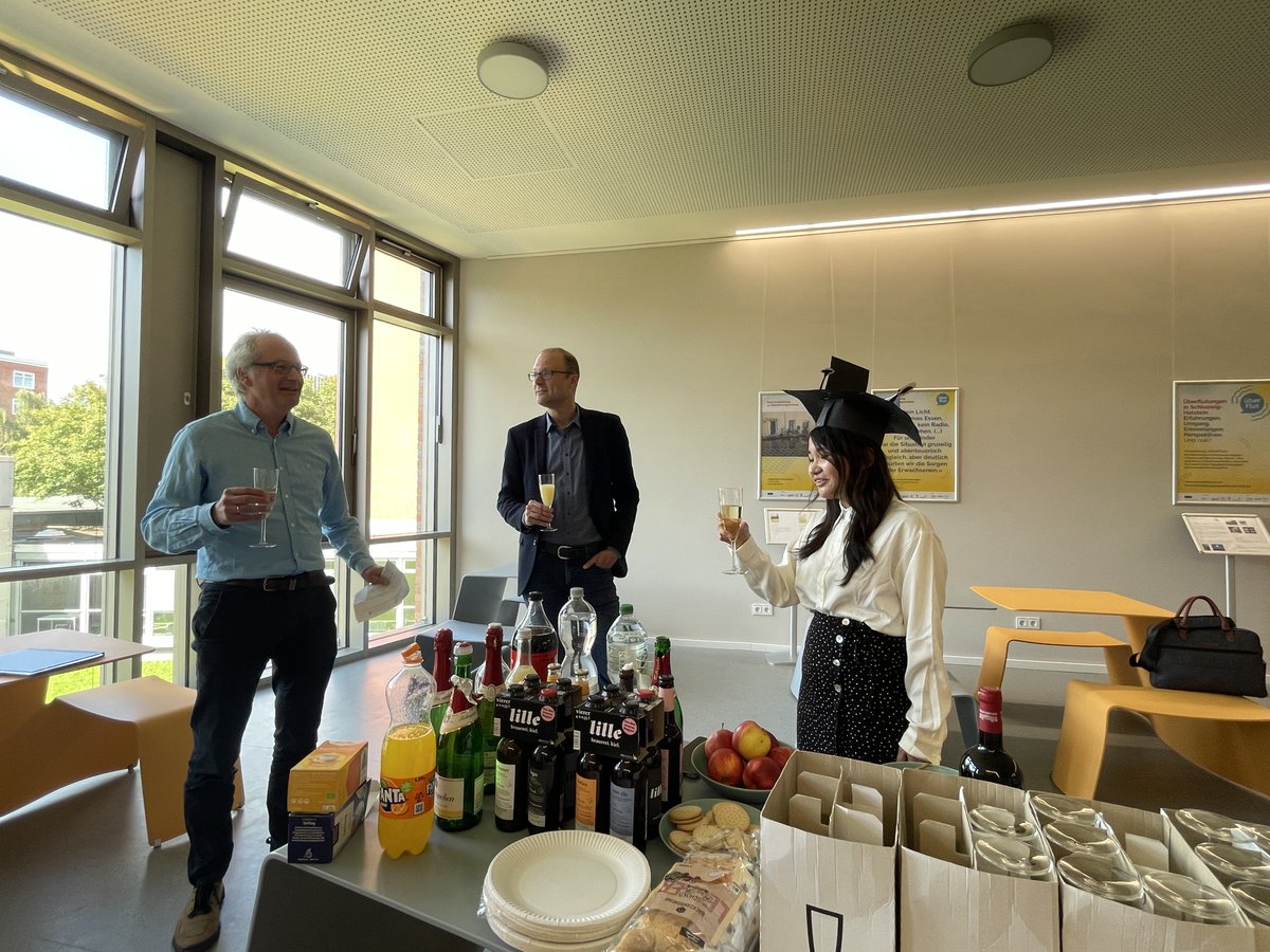 Jue_PENG_'s tweet photo. Congratulations to @ShuaijunXue, from
@WiGeoKiel, on successfully defending her doctoral thesis under the guidance of @RobertHassink
and @DanielSchiller. The committee also included @UlrichJürgens and @RainerDuttmann. Wishing her a bright and promising future ahead! 🎓📷🌟 https://t.co/AGY3USMaXK