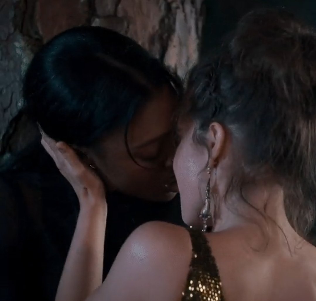 bella_xyz's tweet image. ...let's kiss slow and wild until we forget time and collapse! #firstkill #savefirstkill #calliette #netflix