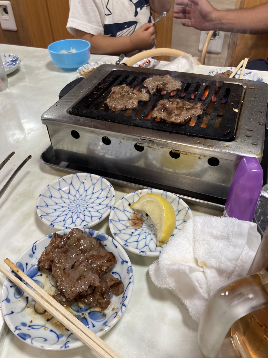 U2QJP's tweet photo. 久しぶりに来たけど　こんな裏通りの焼肉屋さん
なかなか入りずらいけどやみつき。
ウーロンハイは500円
緑茶ハイは700円
謎の価格差だけど結果気にならない。

#だいふくえん
#浅草
#裏道
#ママがtiktoker
#予約の時間遅れるとマジで怒られる https://t.co/4zBeb5MlWt