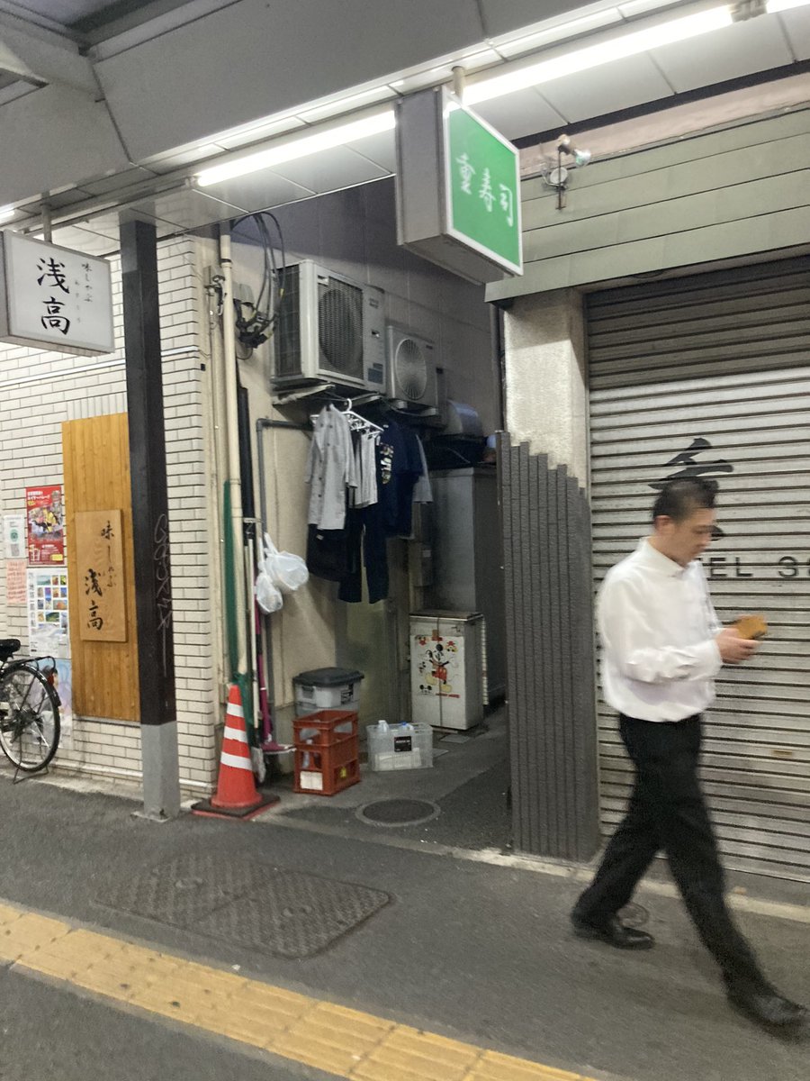 U2QJP's tweet photo. 久しぶりに来たけど　こんな裏通りの焼肉屋さん
なかなか入りずらいけどやみつき。
ウーロンハイは500円
緑茶ハイは700円
謎の価格差だけど結果気にならない。

#だいふくえん
#浅草
#裏道
#ママがtiktoker
#予約の時間遅れるとマジで怒られる https://t.co/4zBeb5MlWt