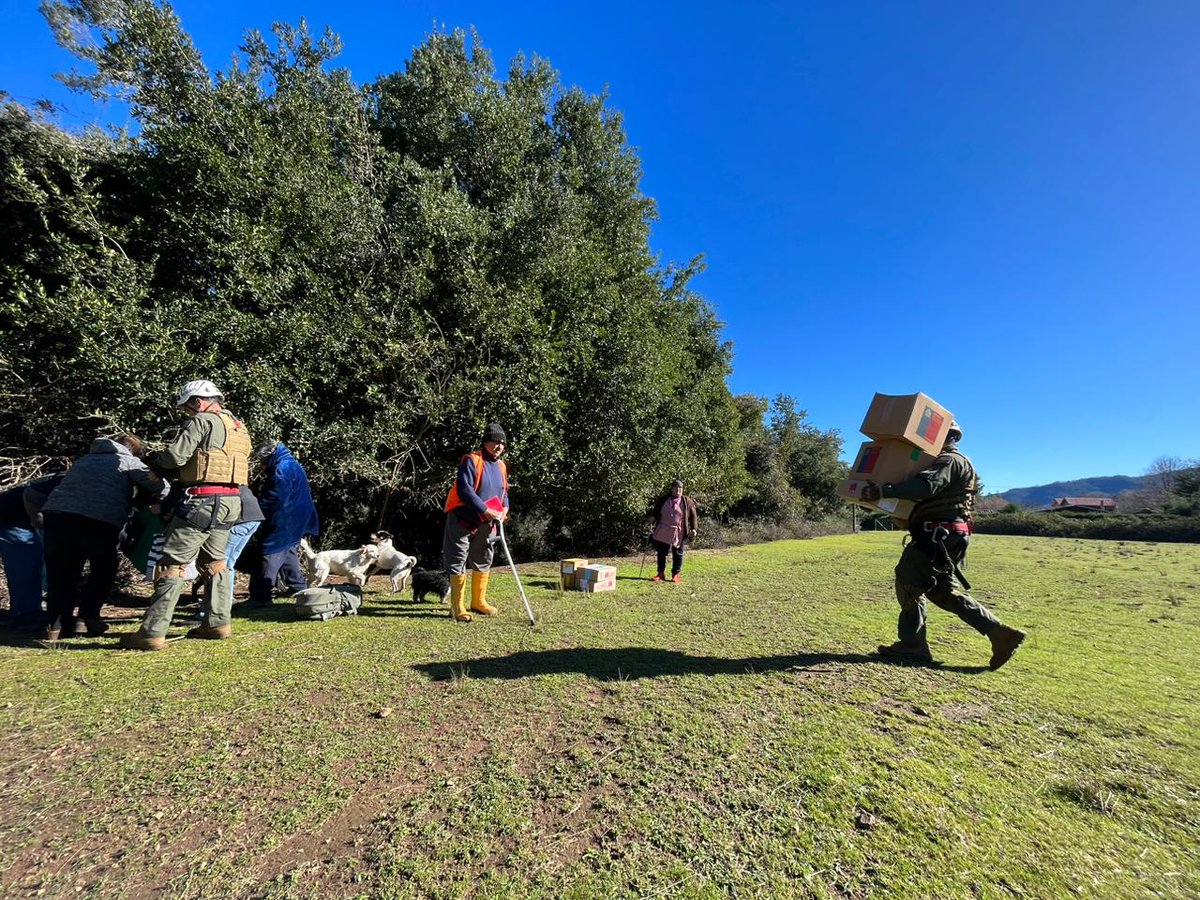 Ejercito_Chile's tweet photo. La Escuela de Artillería y sus reservistas colaboran en la entrega de artículos de primera necesidad, destinados a quienes fueron afectados por el #SistemaFrontal, en los sectores de El Manzano, la Puntilla, Puente Véjar y Retén Bullileo, de #Linares. #EjercitoEnAcción #Maule https://t.co/JnqyptT34X