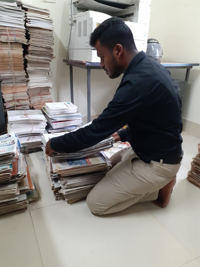 KamalLochanPa13's tweet image. Newspaper Shorting Work 🗞️
#LibraryWork
#FakirMohanUniversity