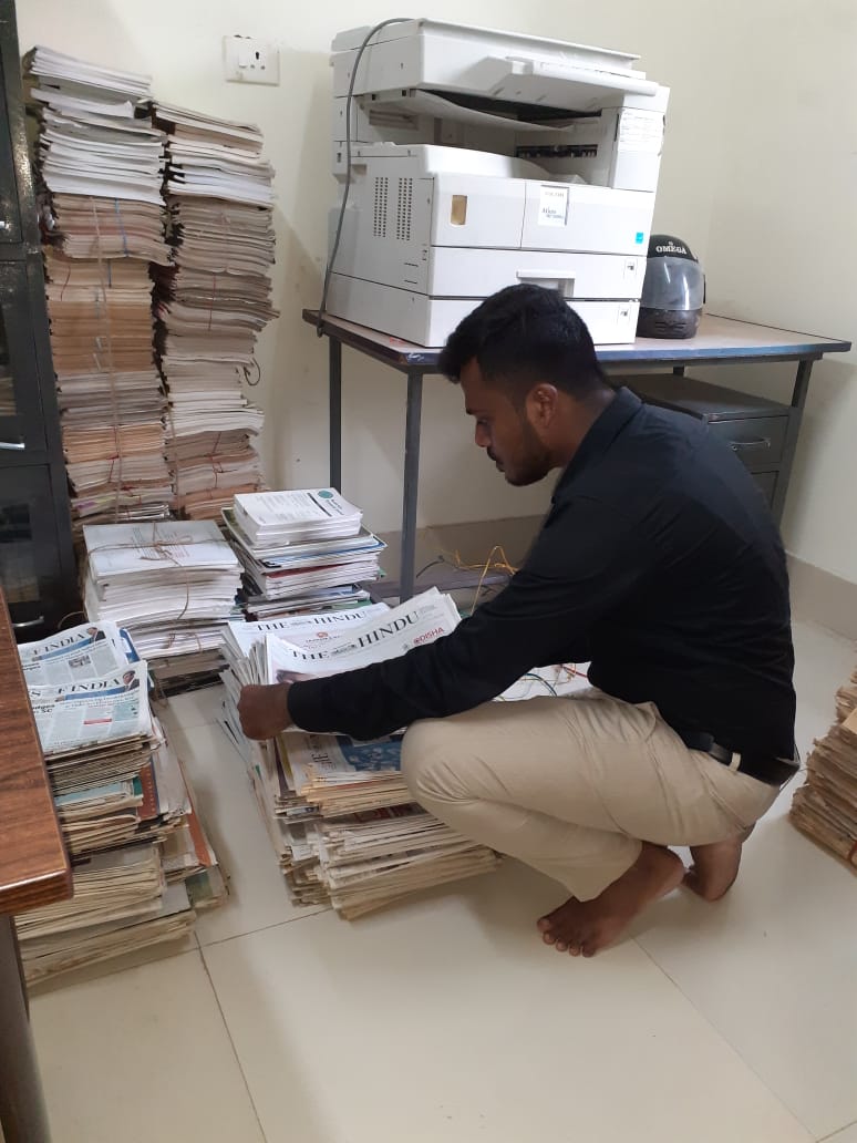 KamalLochanPa13's tweet image. Newspaper Shorting Work 🗞️
#LibraryWork
#FakirMohanUniversity