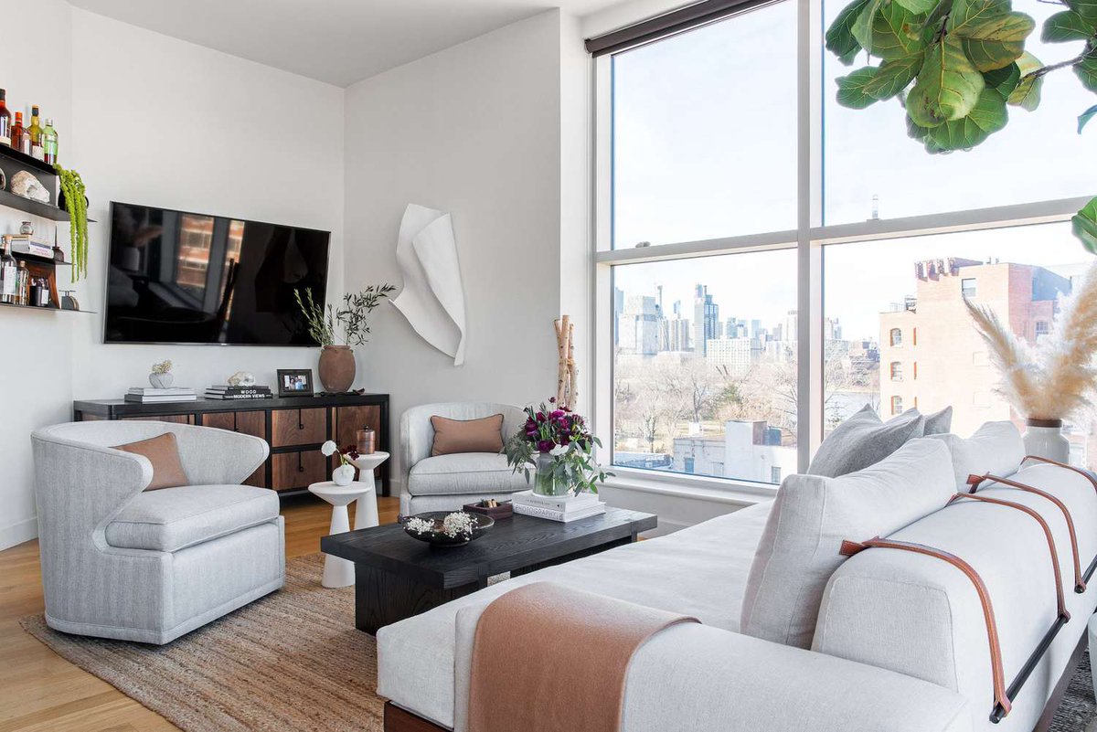 HomeDecorsHQ's tweet image. Here are a few tips on how to create an inviting living space. 🖼

- Invest in comfortable seating
- Incorporate soft textiles
- Natural lighting
- Warm colors
- Add personal touches
- Houseplants
- Art and decor

#invitinghome #warmhome #livingroomdecor #livingspace #decortips