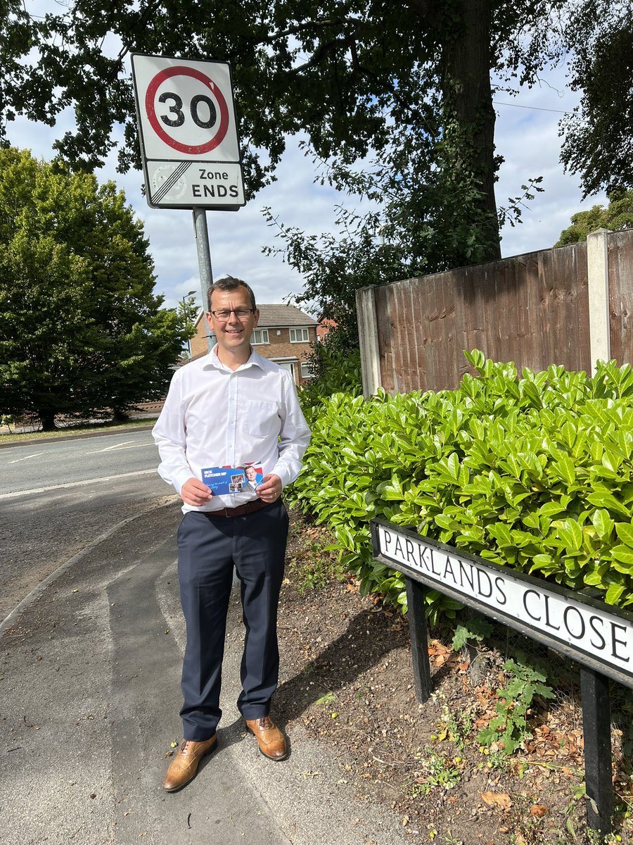 PARKLANDS CLOSE Out and about this Bank Holiday Monday in #Rossington knocking on doors & talking to people about what concerns them. Speeding is an issue for me to discuss with @syptweet. Speed limits are there for a reason. #Doncasterisgreat #stronglocaleconomy #Rossington